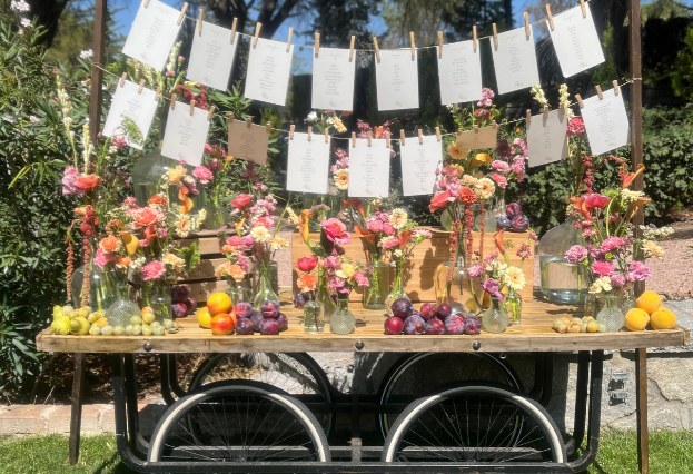 Rincón de celebración con velas y composición floral