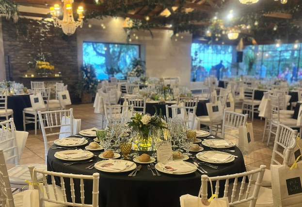 Detalle de decoración de mesa con papelería personalizada