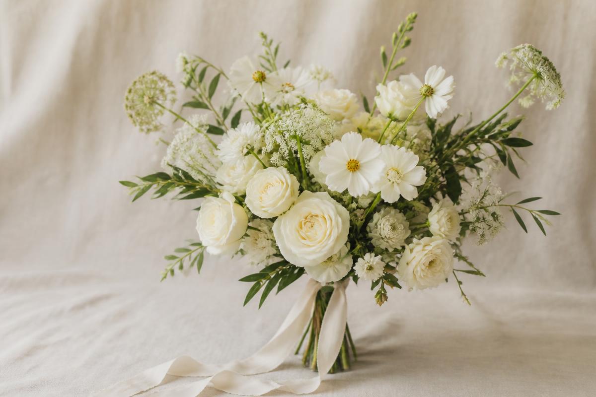 Ramo de novia sobre fondo de lino